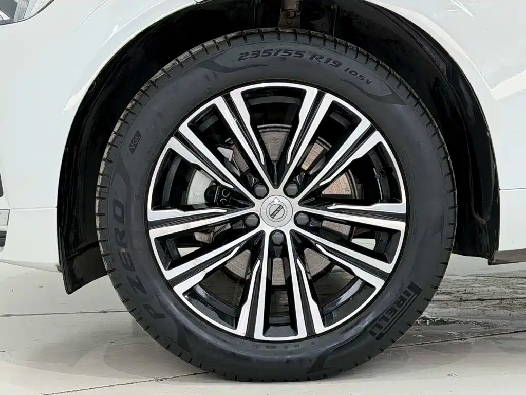 Volvo XC60 2022 — фото 11