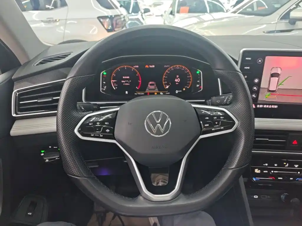 Volkswagen Tiguan L 2023 — фото 11
