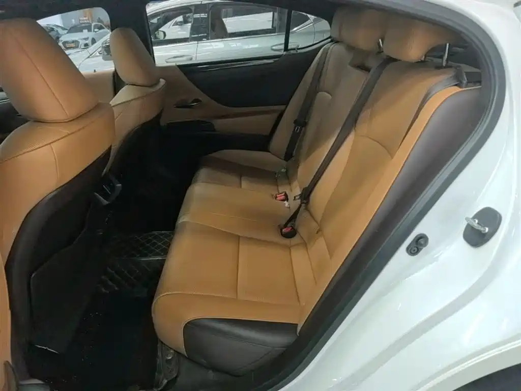 Lexus ES 2021 — фото 17