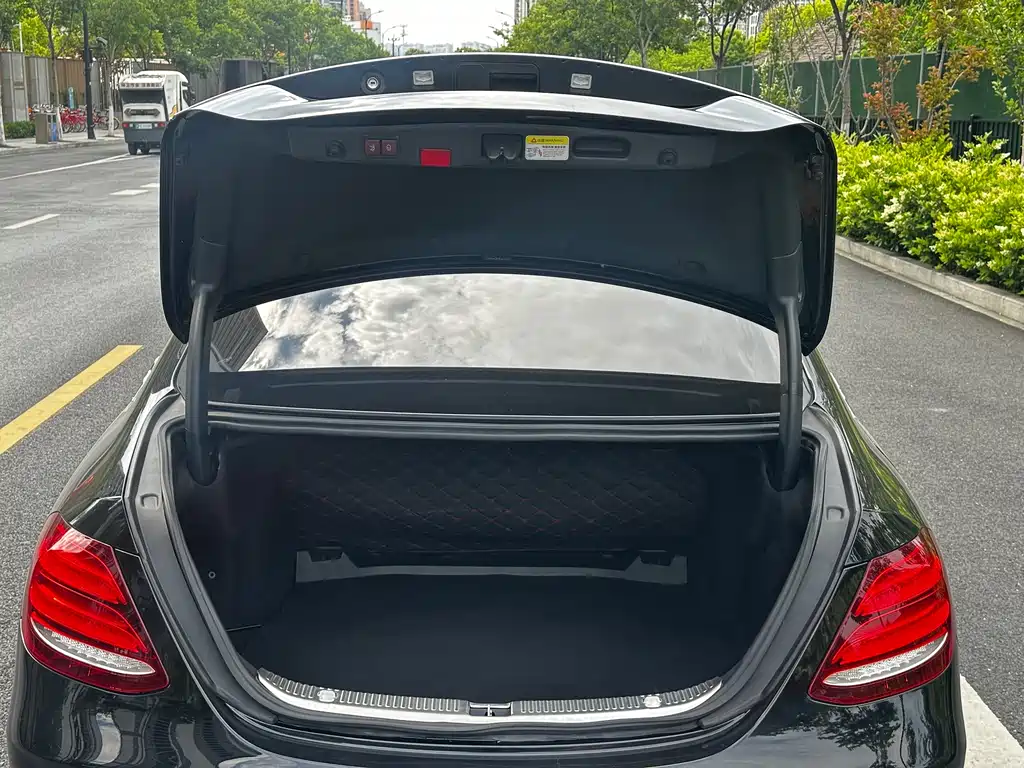 Mercedes-Benz E-Class 2018 — фото 25