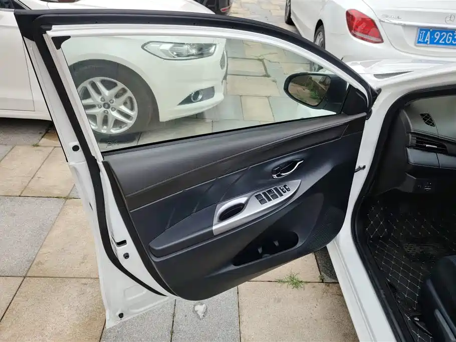 Toyota Yaris L 2015