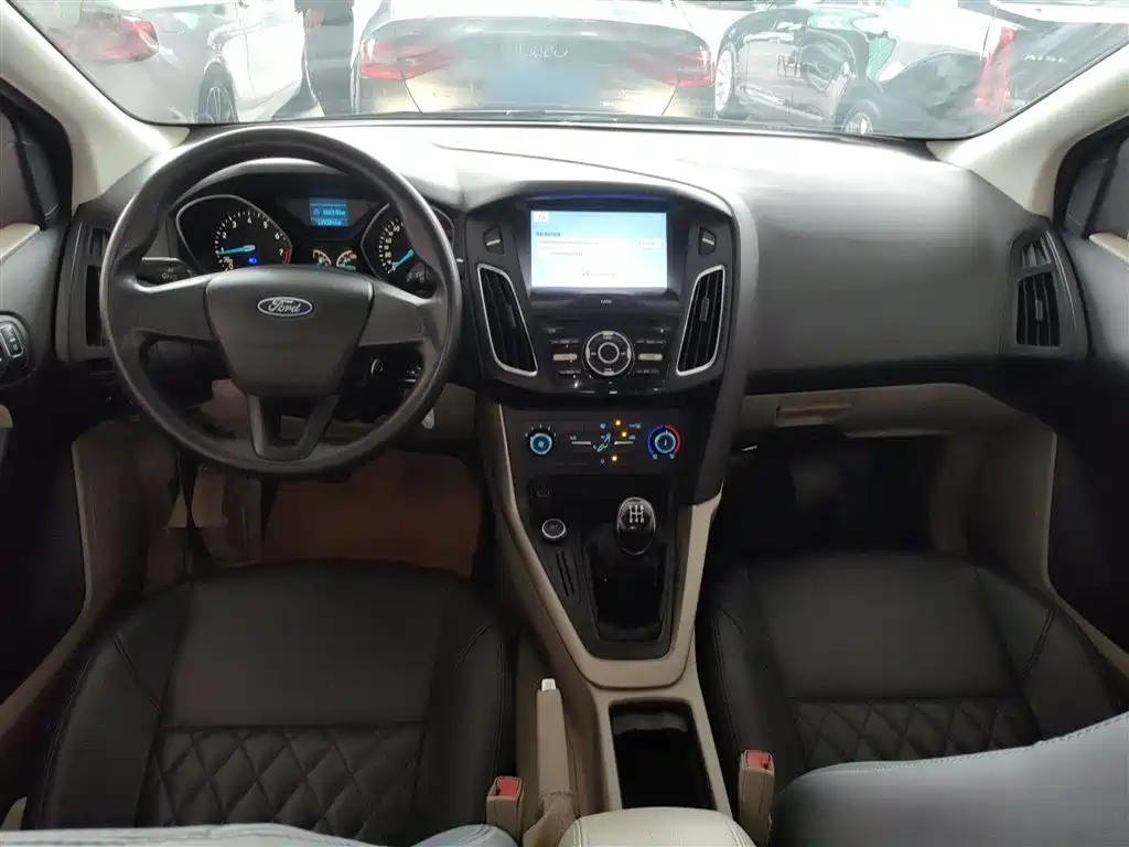Ford Focus 2018 — фото 10