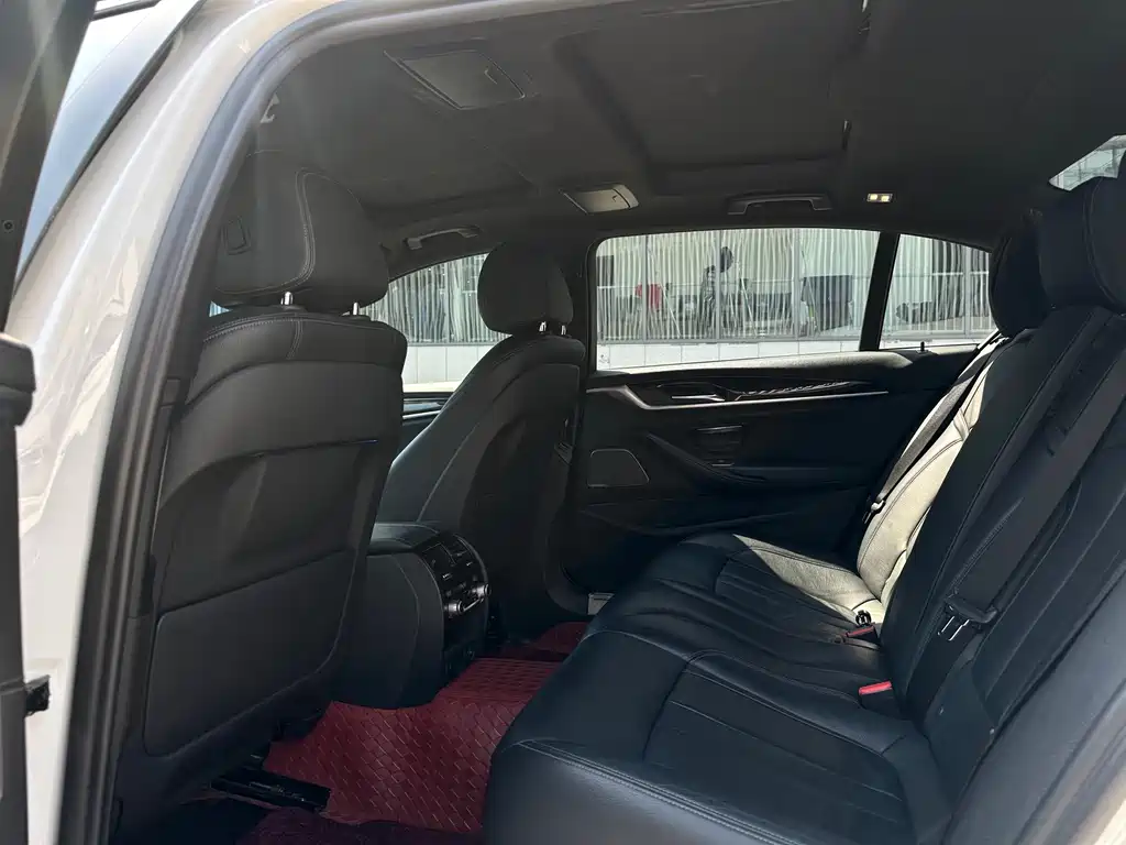 BMW 5 Series 2018 — фото 17