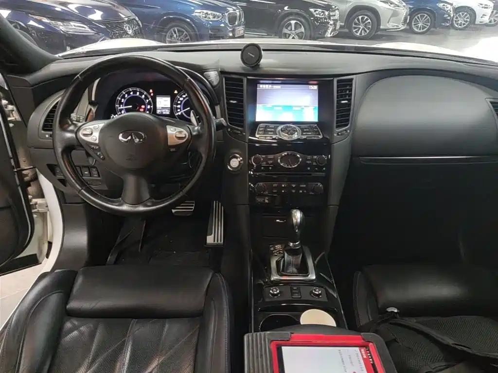 Infiniti QX70 2018 — фото 13
