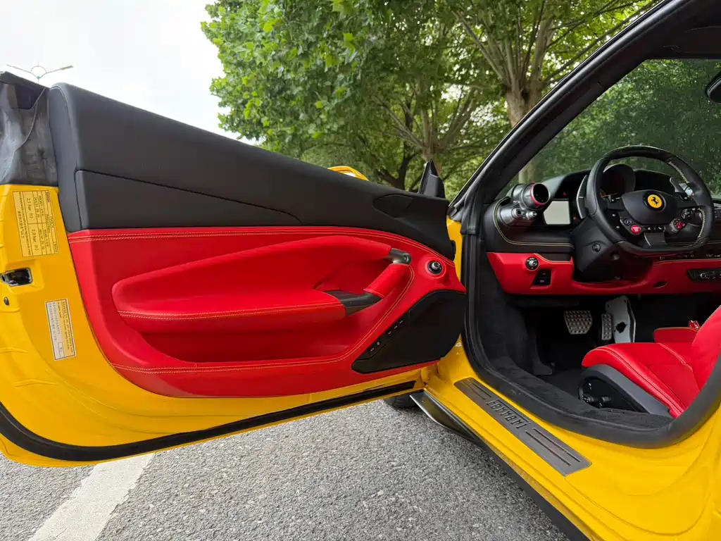 Ferrari F8 2021 — фото 12