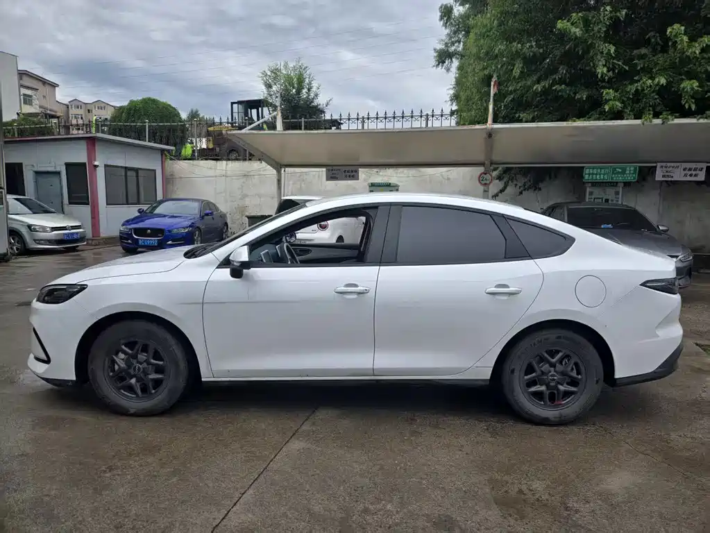 BYD Seal 05 DM-i 2025 — фото 3