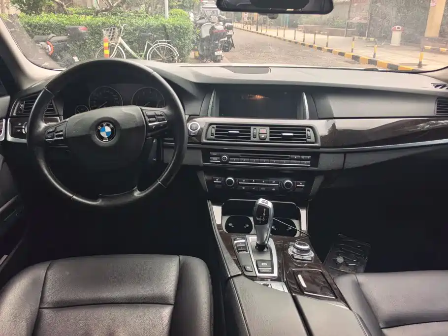 BMW 5 Series 2015 — фото 12