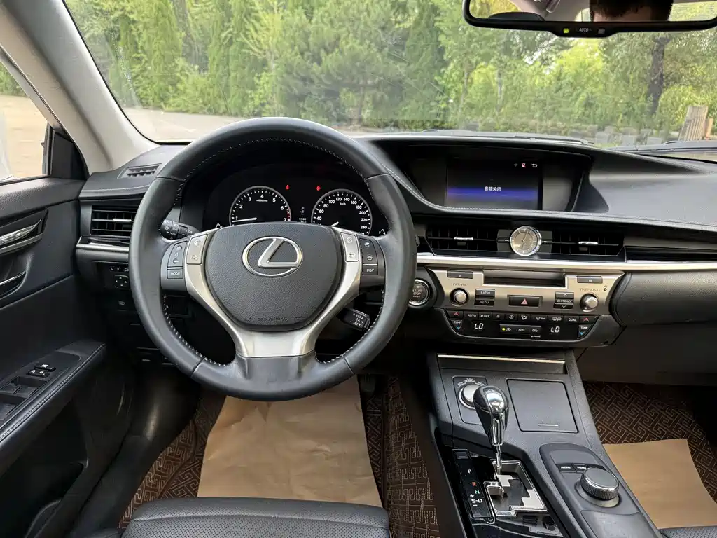 Lexus ES 2015 — фото 15