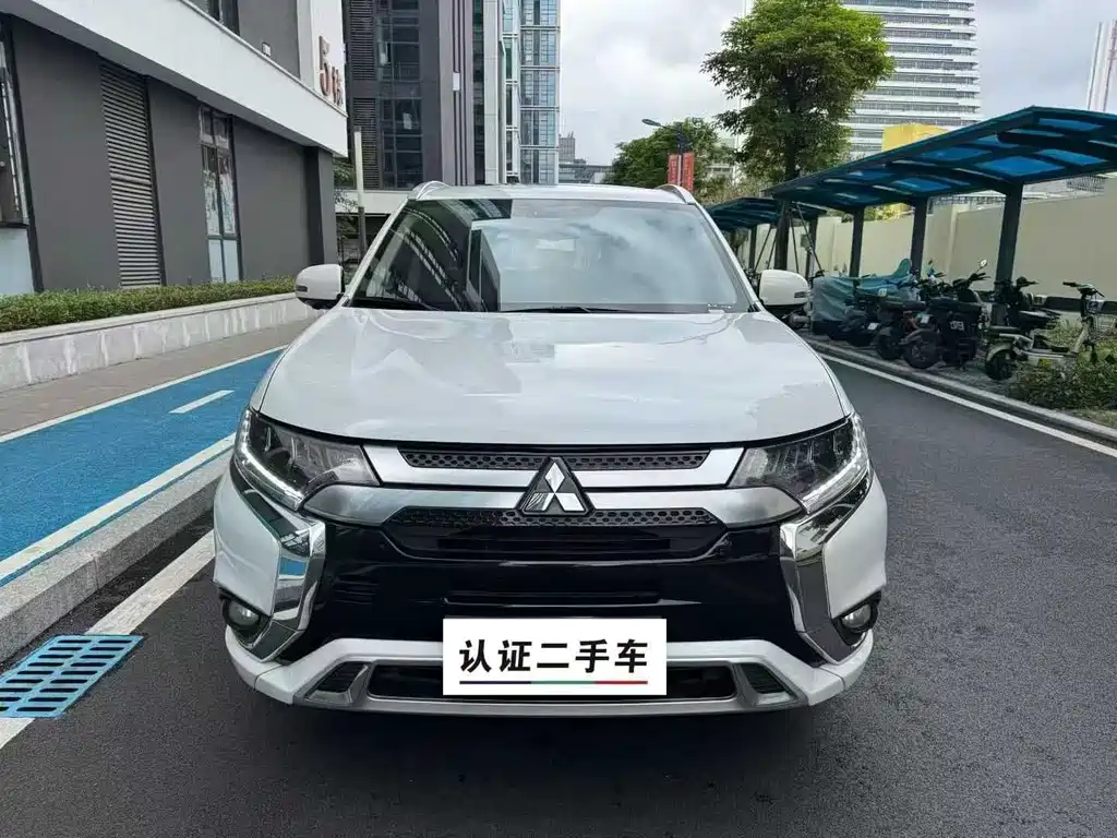 Mitsubishi Outlander 2021 — фото 2