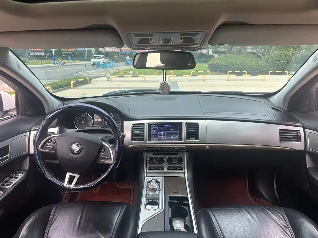 Jaguar XF 2013 — фото 17