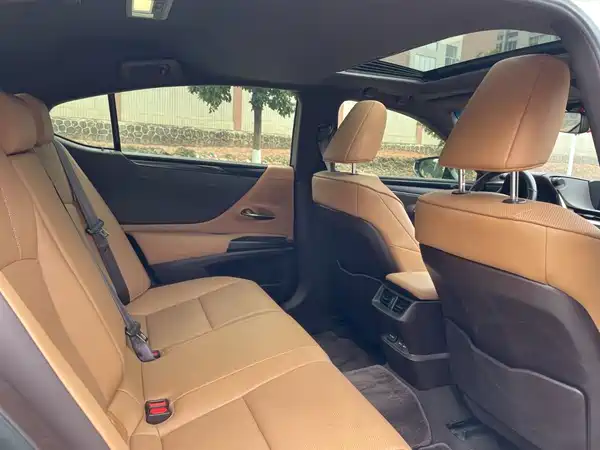 Lexus ES 2021