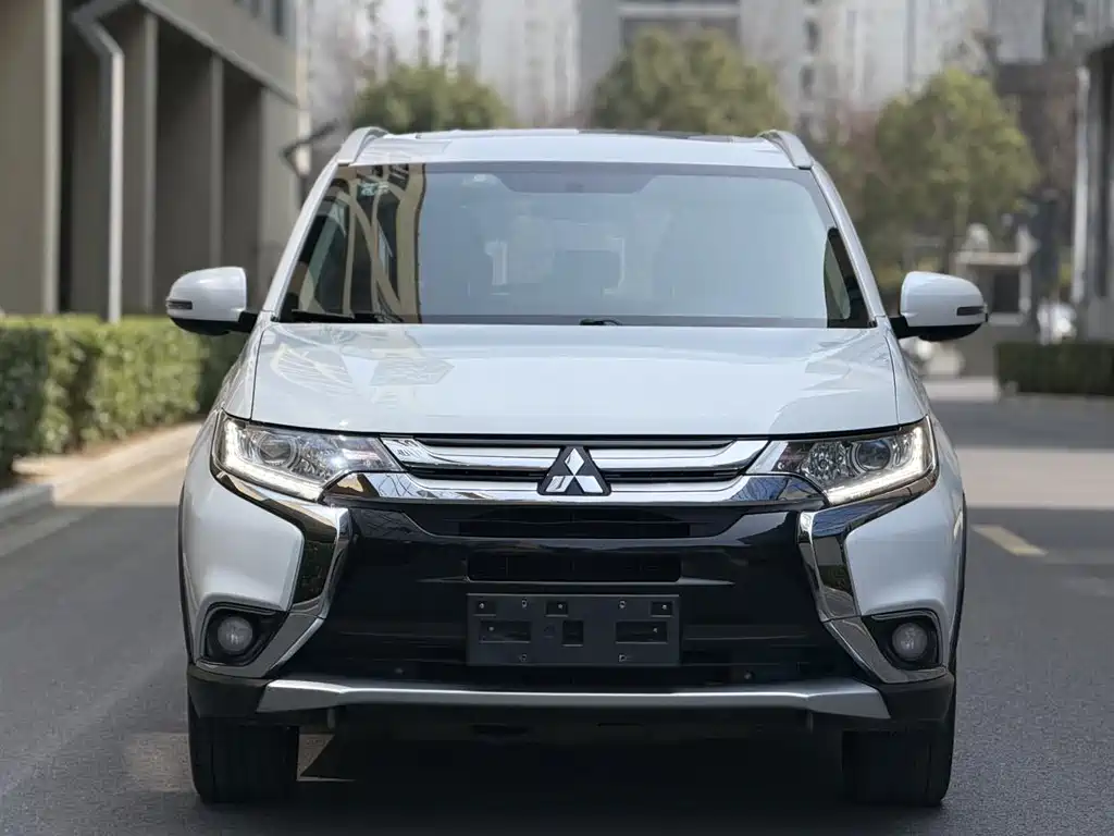 Mitsubishi Outlander 2018 — фото 2