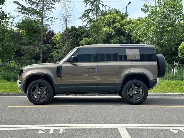 Land Rover Defender 2021