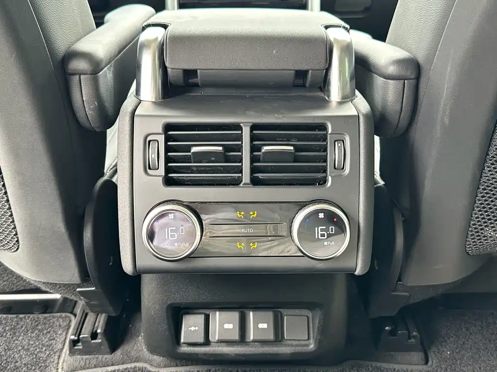 Land Rover Discovery 2023 — фото 17