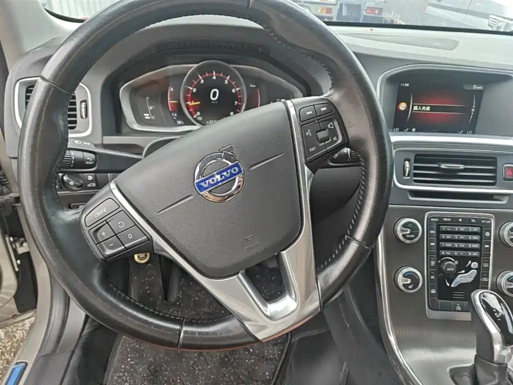 Volvo S60 2016 — фото 11