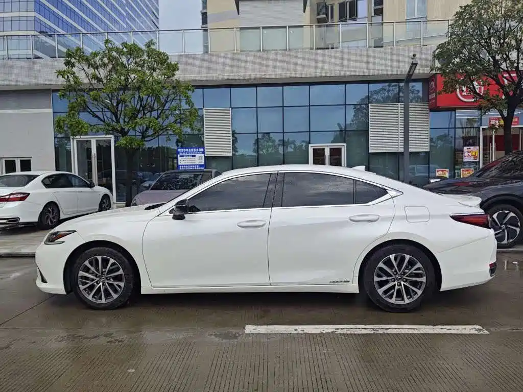 Lexus ES 2021