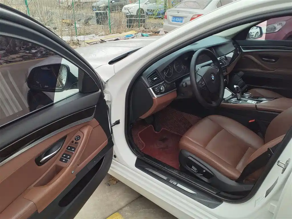 BMW 5 Series 2015 — фото 16