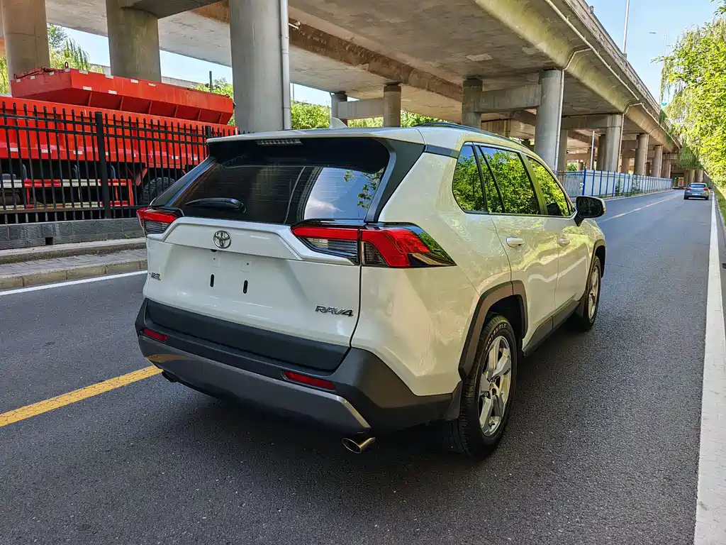 Toyota RAV4 2021 — фото 14