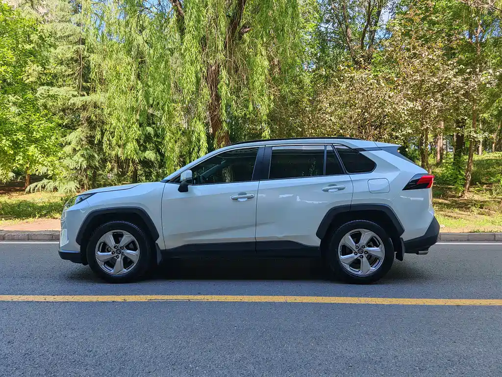 Toyota RAV4 2021 — фото 13