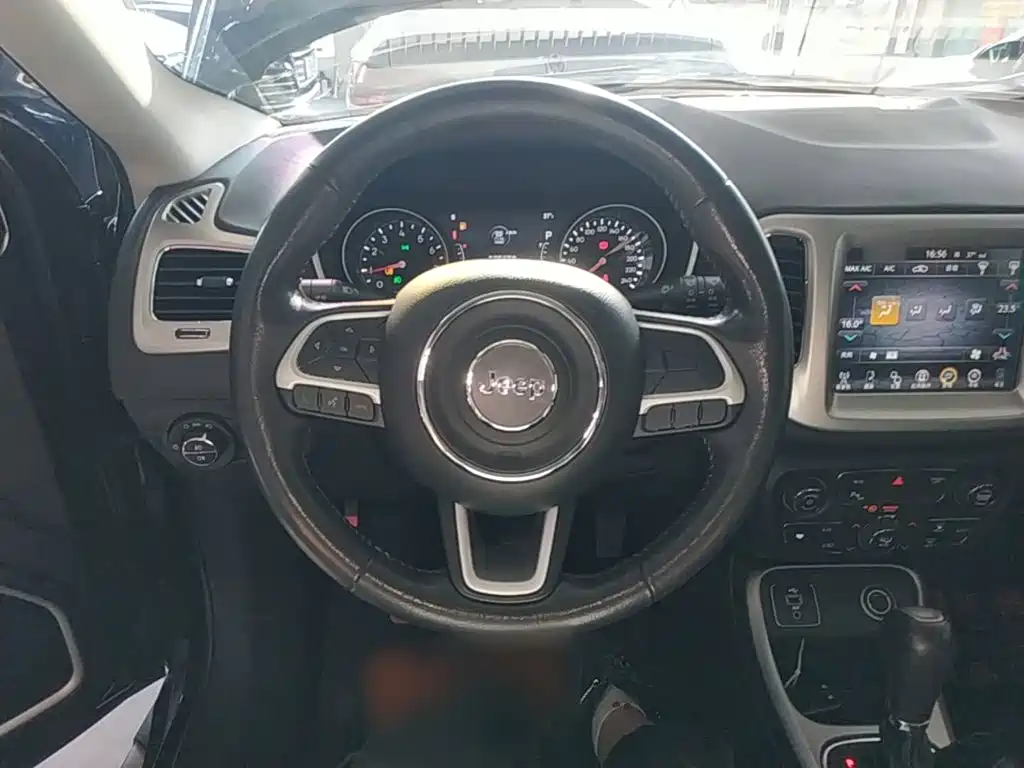 Jeep Compass 2017 — фото 11