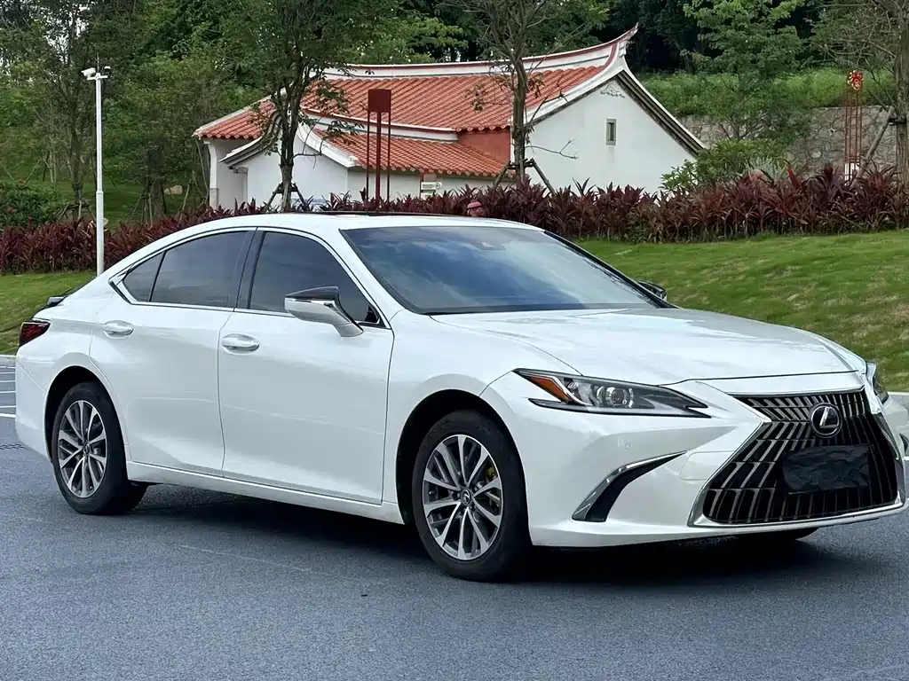 Lexus ES 2024