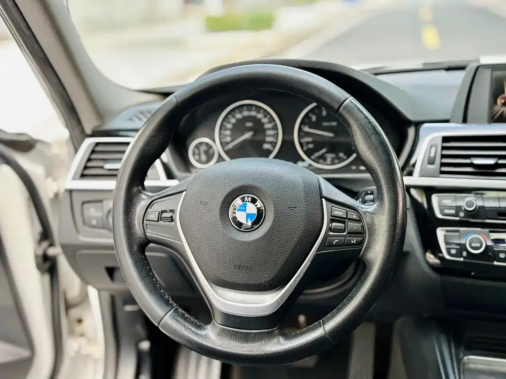 BMW 3 Series 2017 — фото 14