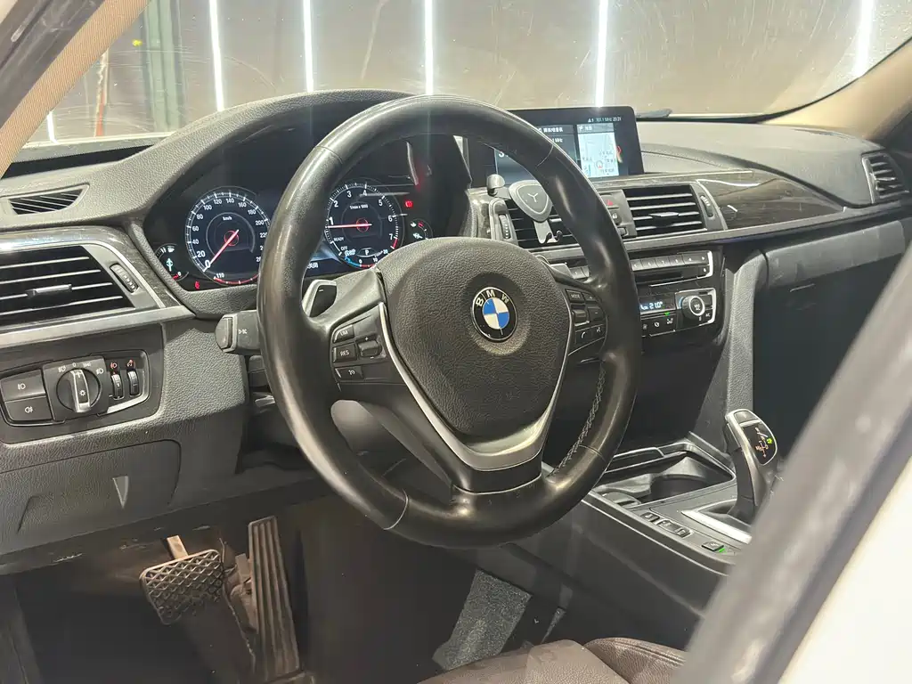 BMW 3 Series 2018 — фото 13