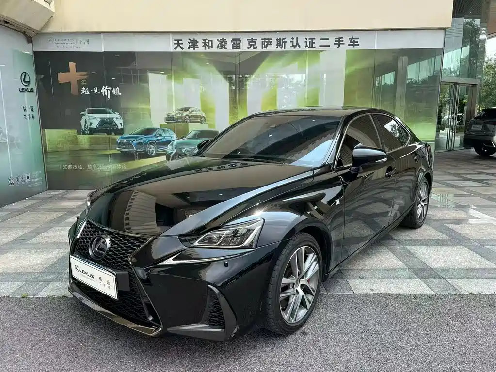 Lexus IS 2019 — фото 1