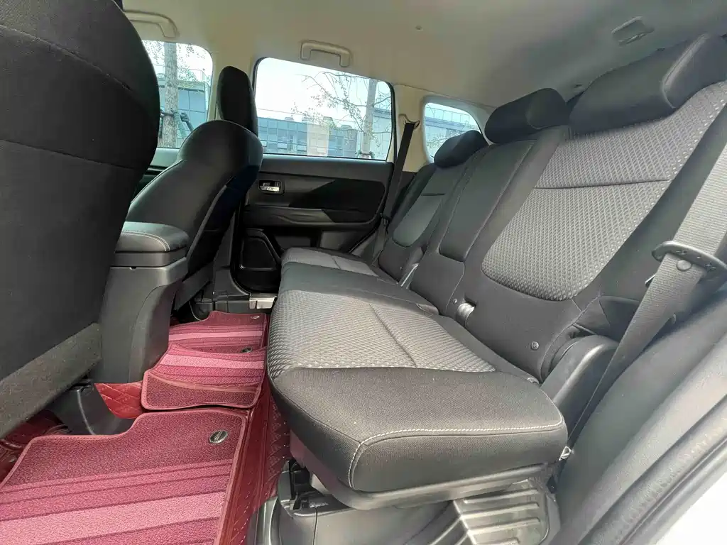 Mitsubishi Outlander 2023 — фото 11