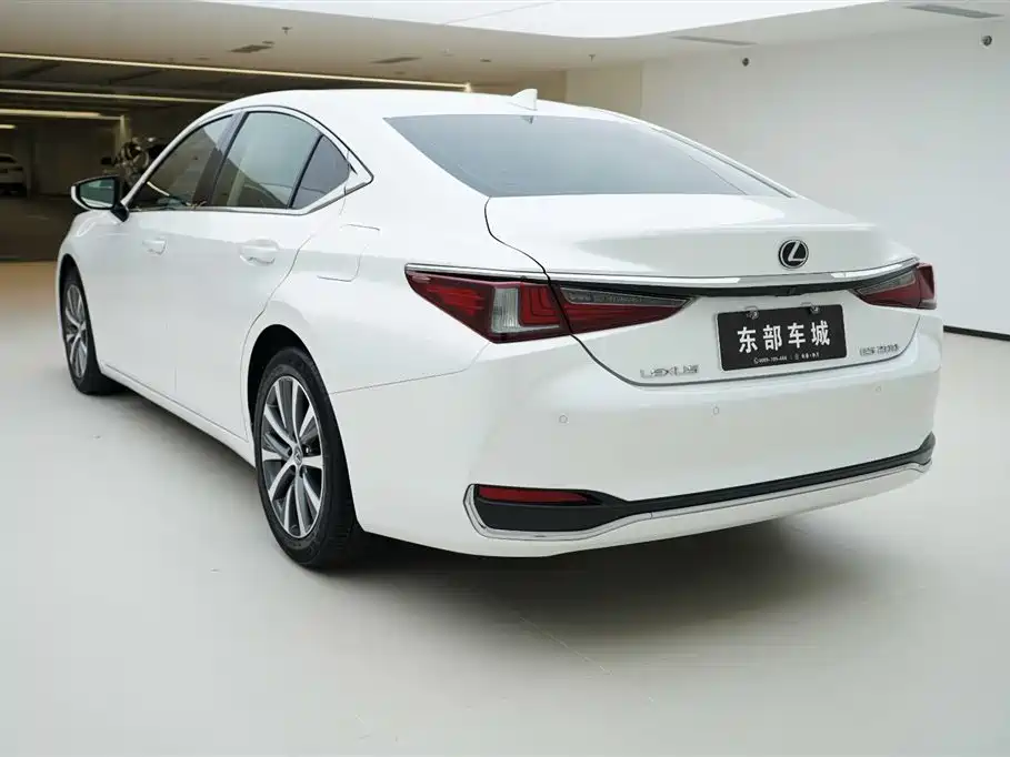 Lexus ES 2019 — фото 4
