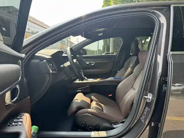 Volvo S90 2025