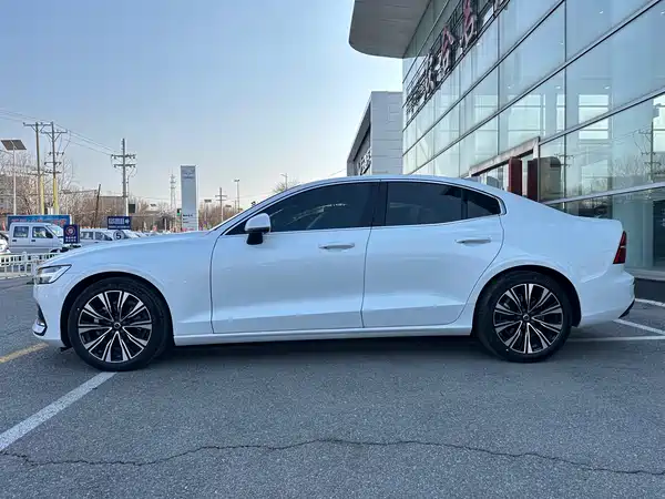 Volvo S60 2023