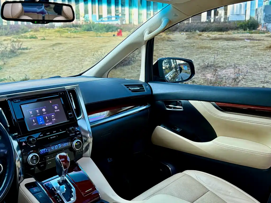 Toyota Alphard 2017 — фото 19