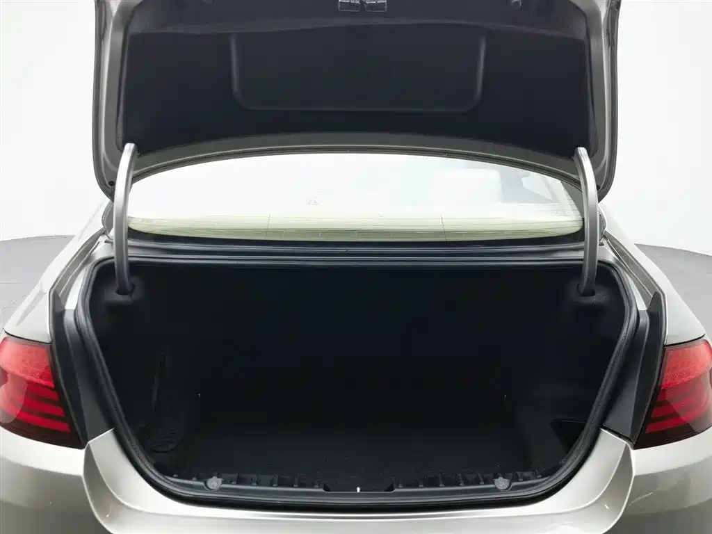 BMW 5 Series 2012 — фото 16