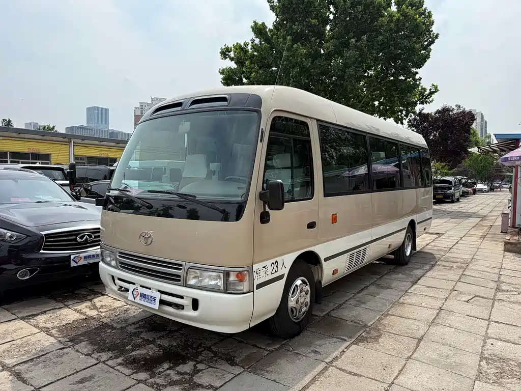 Toyota Coaster 2011 — фото 1
