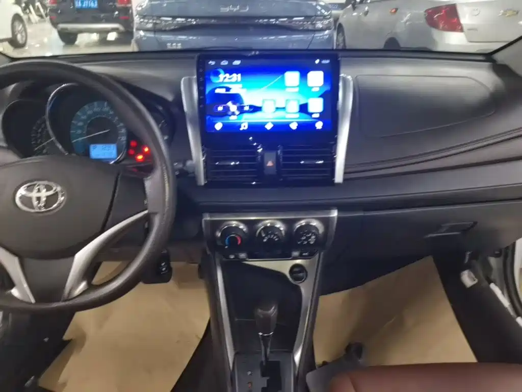 Toyota Yaris L 2015 — фото 13