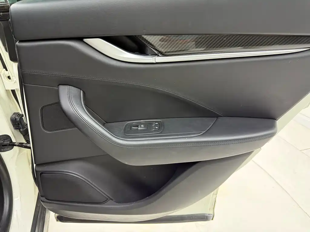 Maserati Levante 2017 — фото 15