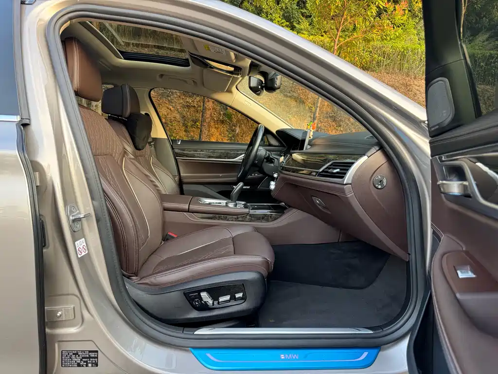 BMW 7 Series 2018 — фото 19