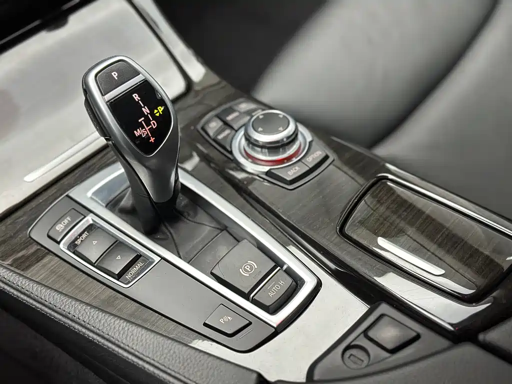 BMW 5 Series 2010 — фото 26