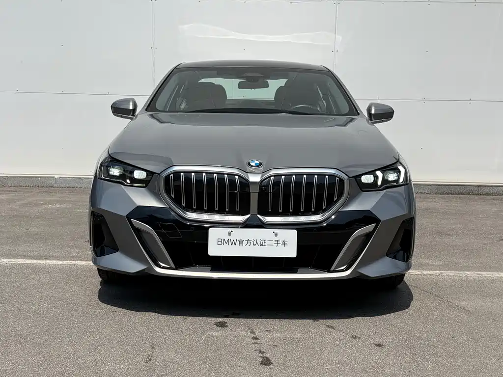 BMW 5 Series 2025 — фото 10