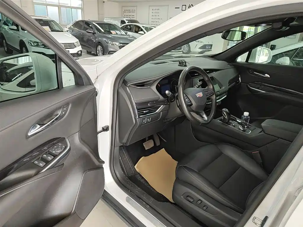 Cadillac XT4 2019 — фото 16
