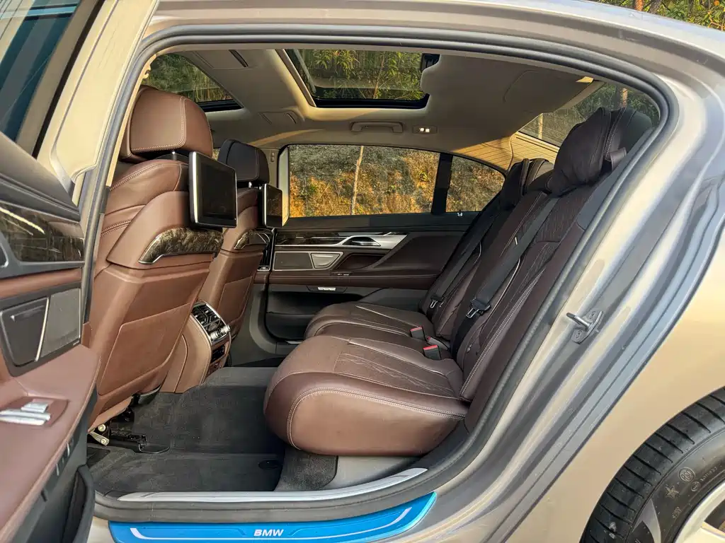BMW 7 Series 2018 — фото 13
