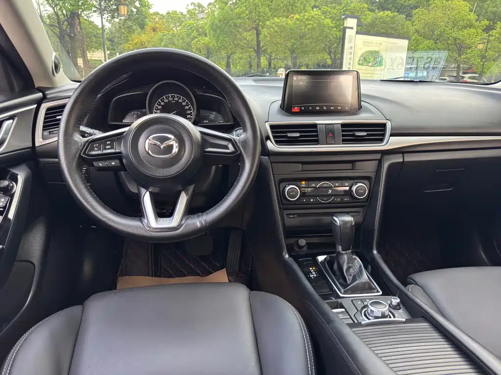Mazda 3 Axela 2017 — фото 15