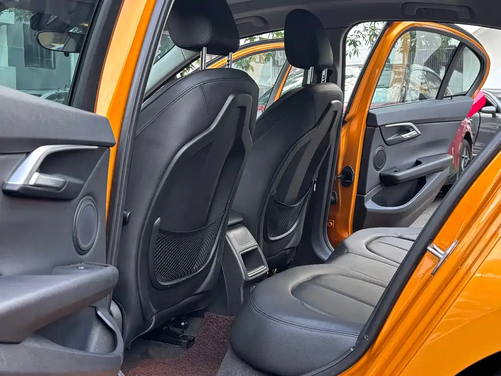 BMW 1 Series 2018 — фото 10