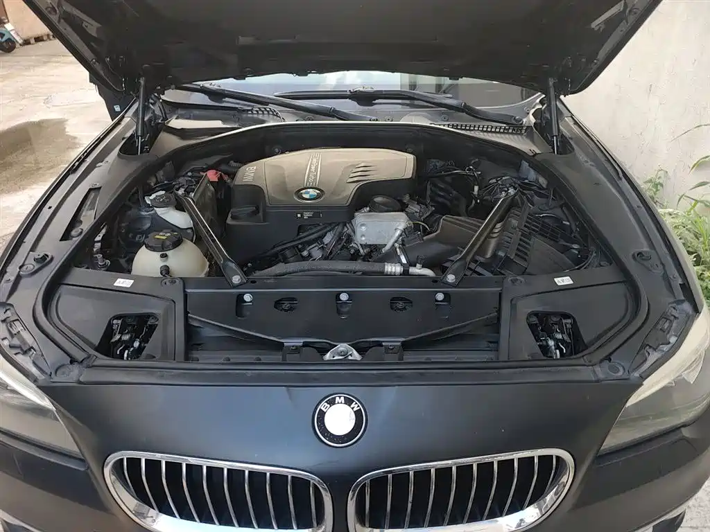 BMW 5 Series 2017 — фото 16