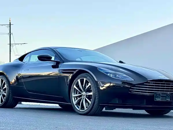 Aston Martin DB11 2019