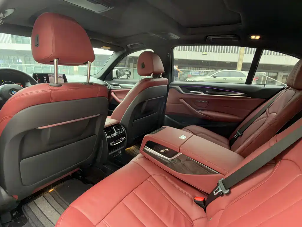 BMW 5 Series 2019 — фото 12