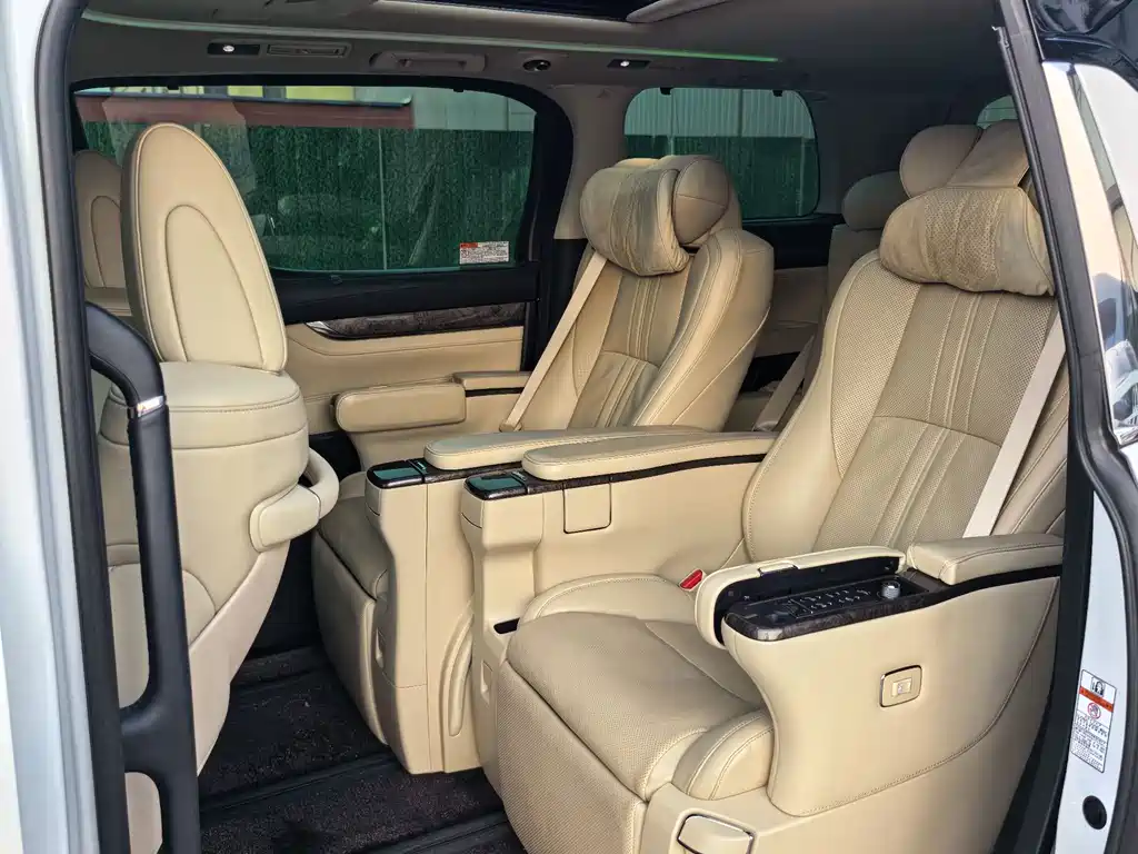 Toyota Alphard 2022 — фото 8