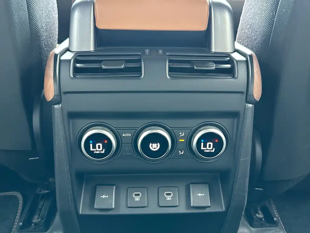 Land Rover Defender 2022 — фото 16
