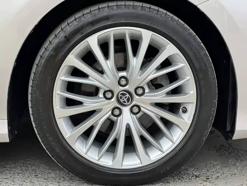 Toyota Camry 2019 — фото 16